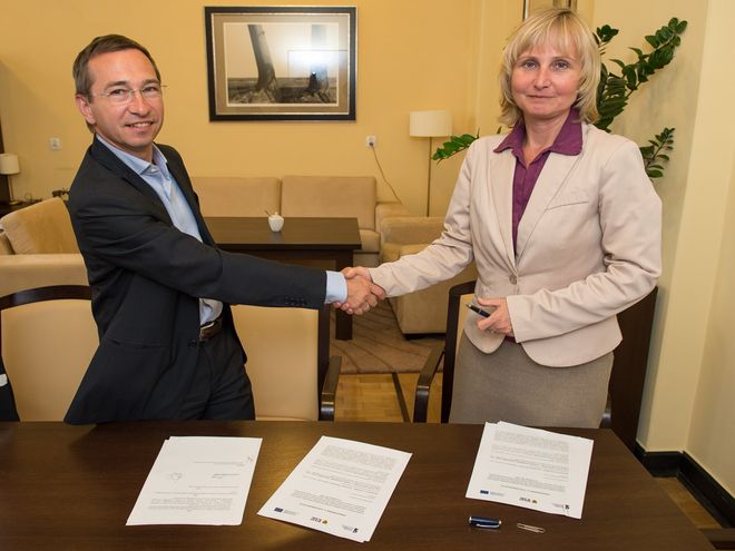Zdjęcie z podpisania porozumienia z wrocławskim ZIT-em przez Monikę Kwil-Skrzypińską, dyrektor Dolnośląskiego Wojewódzkiego Urzędu Pracy oraz Macieja Bluja, wiceprezydenta Wrocławia.