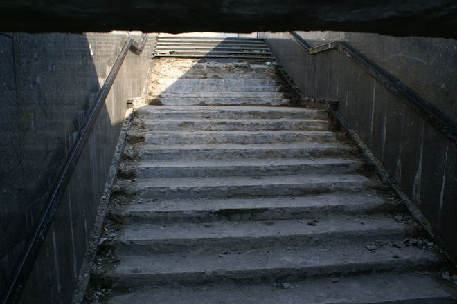 Przez miesiąc będą remontować schody w przejściu na ul. Świdnickiej, jagr