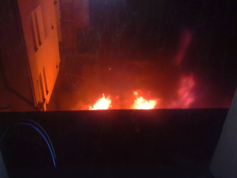 Płoną auta przy ulicy Wesołej, pk