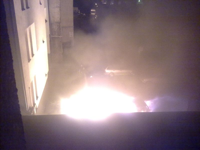 Płoną auta przy ulicy Wesołej, pk