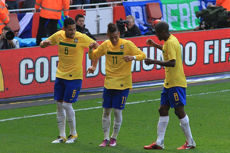  Andre Santos, Neymar i Ramires świętują zdobycie gola 