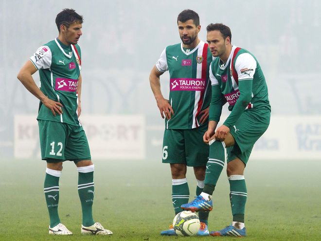 Dudu (pierwszy z lewej) w nowym sezonie gra grubo poniżej oczekiwań i może nie zagrać w meczu z Zawiszą Bydgoszcz.