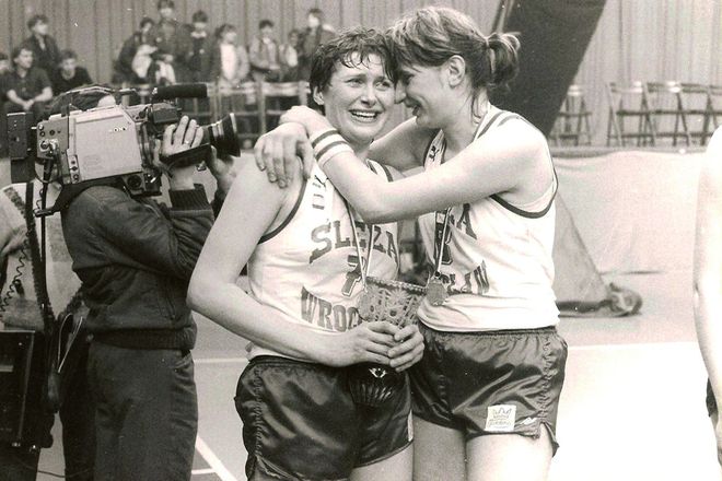 Łzy radości na twarzach koszykarek - Marioli Pawlak-Marzec i Teresy Kępki-Swędrowskiej - po zdobyciu mistrzostwa Polski (1987 r.)