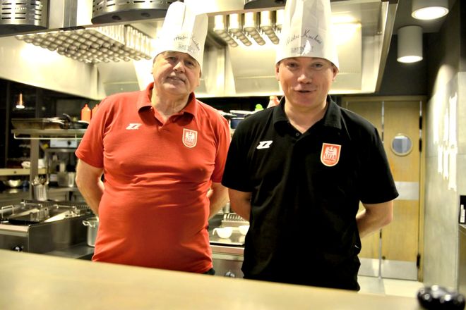 Trenerzy Algirdas Paulauskas (na zdjęciu z lewej) i Arkadiusz Rusin wcielili się w rolę kucharzy