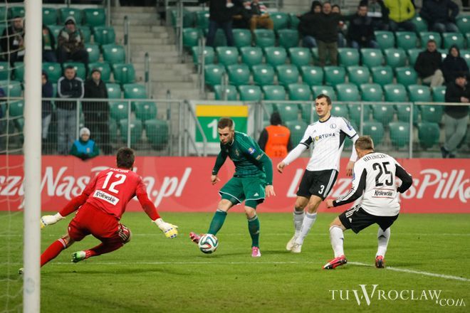 W meczu z Cracovią Tomasz Hołota (drugi od lewej) strzelił gola dla Śląska, ale sędzia go nie uznał. Czy w meczu z ''Jagą'' będzie miał więcej szczęścia? 