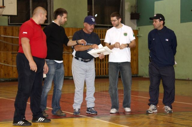 Grupa trenerska zaproszona do udziału w warsztatach organizowanych przez Polski Związek Baseballu i Softballu. 