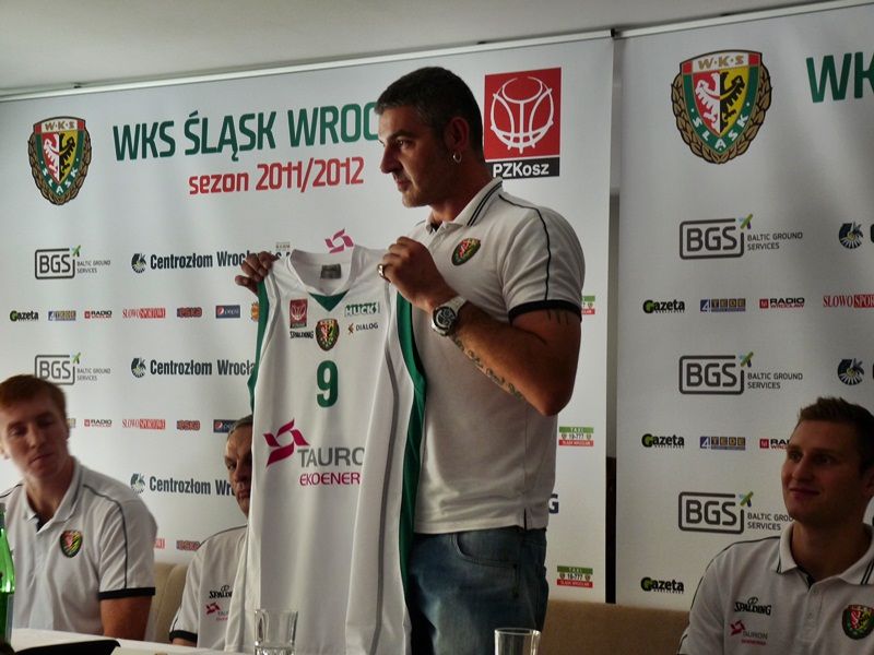 Prezes Śląska Wrocław Maciej Zieliński po meczu w Bydgoszczy ma powody do zadowolenia. 