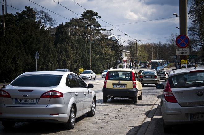 Wrocław: pijany kierowca busa wjechał w tramwaj i uciekł z miejsca wypadku, archiwum