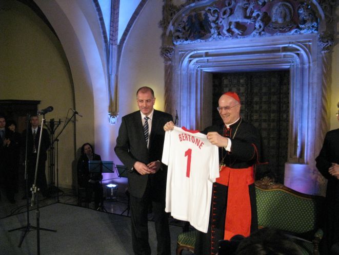 Kardynał Bertone dostał od prezydenta Wrocławia koszulkę reprezentacji Polski ze swoim nazwiskiem.