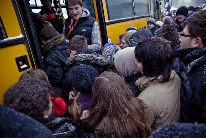 Udana próba pobicia rekordu Guinessa w ilości osób w jednym autobusie.