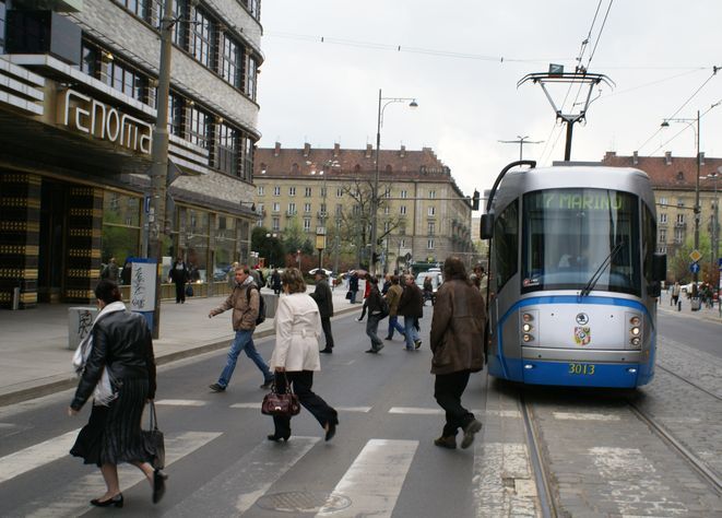 Badania mają odpowiedzieć na pytanie co zrobić, żeby kierowcy przesiedli się do tramwaju.