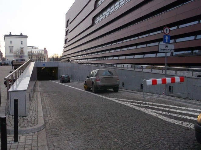 Kierowcy zastawiają wjazd do parkingu pod NFM. Straż miejska już zakłada blokady, SM Wrocławia