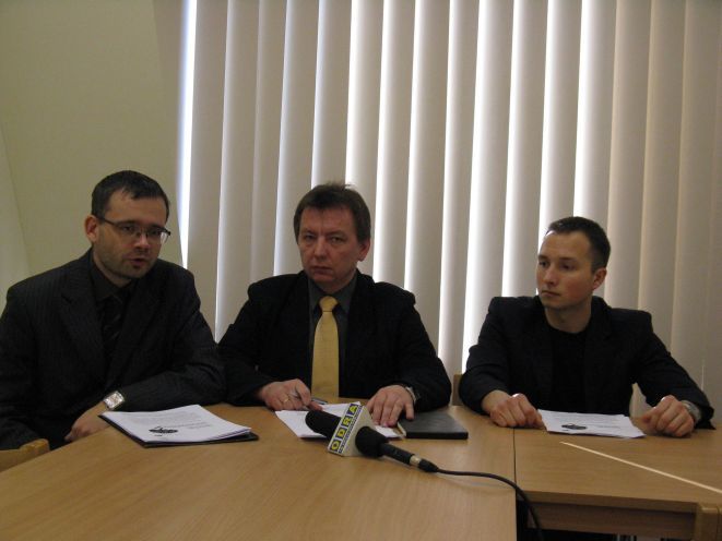 Członkowie komisji: Paweł Czuma, Dominik Golema oraz Paweł Wencel na konferencji podsumowującej projekt.