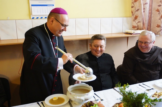 W poniedziałek wielkanocny w jadłodajni Caritas zorganizowano tradycyjne wielkanocne śniadanie