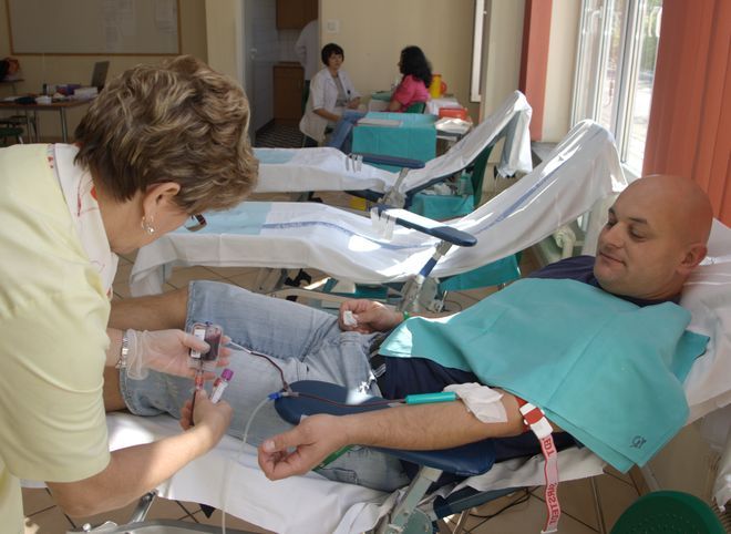 Na zdjęciu Grzegorz Greszczuk, kierowca MPK, który często włącza się w akcje zbierania krwi