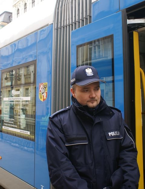Jak nie dać się okraść w tramwaju - policja wspólnie z MPK nakręciła film prewencyjny, tm