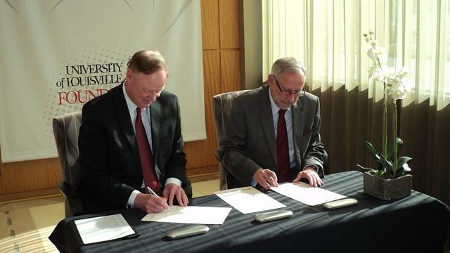 Prezes Zarządu EIT+ prof. Mirosław Miller i stojący na czele UoL prof. James Ramsey podpisują porozumienie