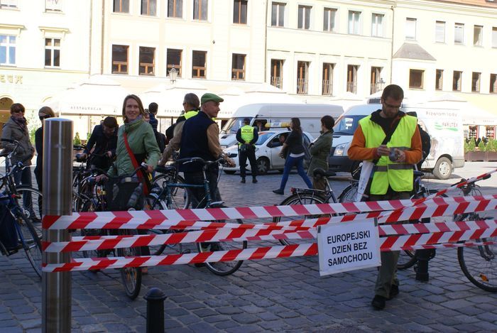 Wrocławscy rowerzyści są zdania, że sposobem na koniec korków jest porzucenie samochodów