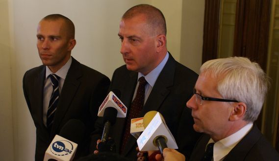 Rafał Dutkiewicz (w środku) i Michał Janicki (z lewej) na jednej z konferencji prasowych z Jarosławem Obremskim