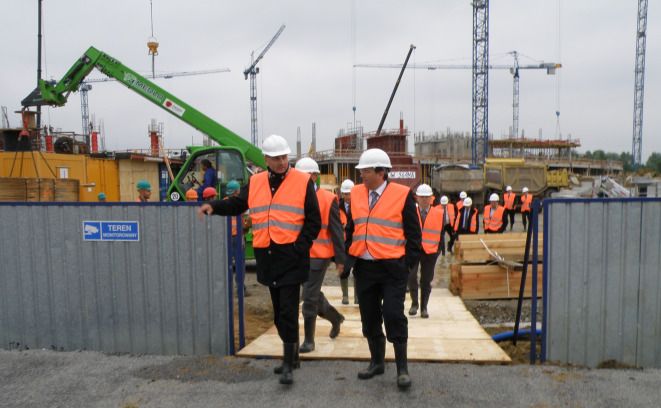 Martin Kallen i Rafał Dutkiewicz sprawdzali wczoraj tempo budowy stadionu na Pilczycach.