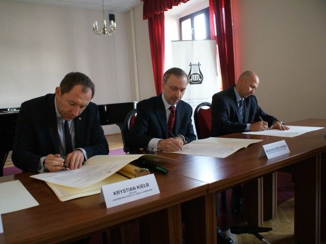 Prof. Kiełb i minister Zdrojewski podpisują akt erekcyjny. 