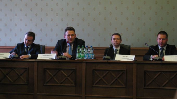 Dariusz Gajda, Mariusz Przybylski, Maciej Pluj i Marcin Urban przedstawili plan wprowadzenia karty miejskiej.