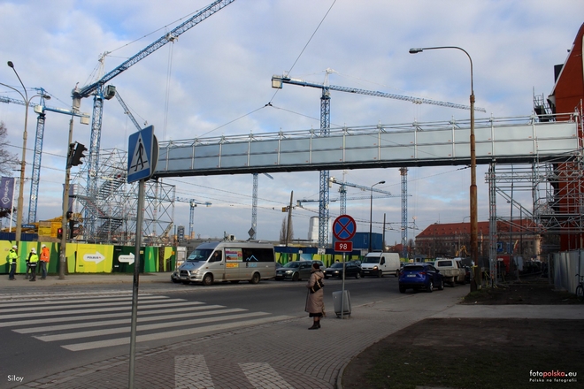 Kładka dla pieszych połączyła plac budowy galerii handlowej Wroclavia z zapleczem budowy