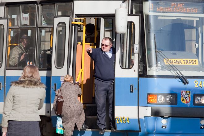 Starszy mężczyzna zmarł na oczach pasażerów w tramwaju, archiwum