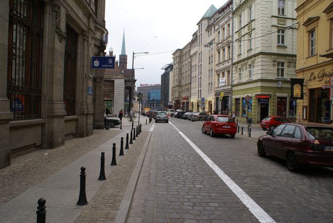 Na ulicy Wita Stwosza część jezdni zabrano na kontrapas dla rowerzystów