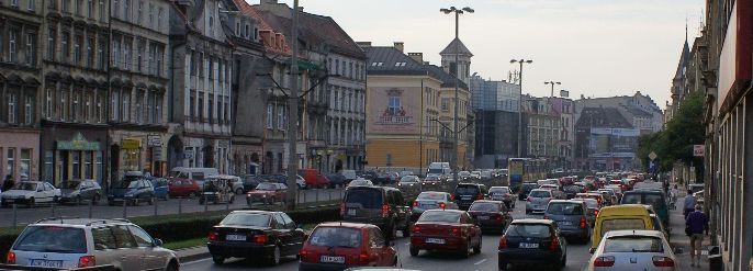 Autobusy i rowery na wydzielonym pasie na pl. Jana Pawła II, 