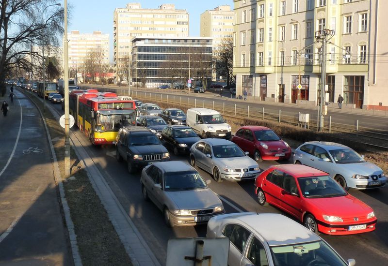 Komunikacja zastępcza na Legnickiej: pieszo szybciej niż autobusem, bk