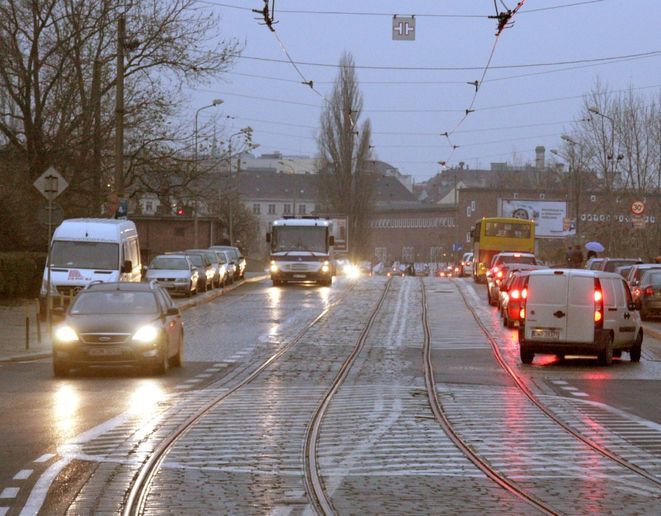 Po złych i bardzo złych torach jeździ 6 z 19 linii tramwajowych w mieście, archiwum