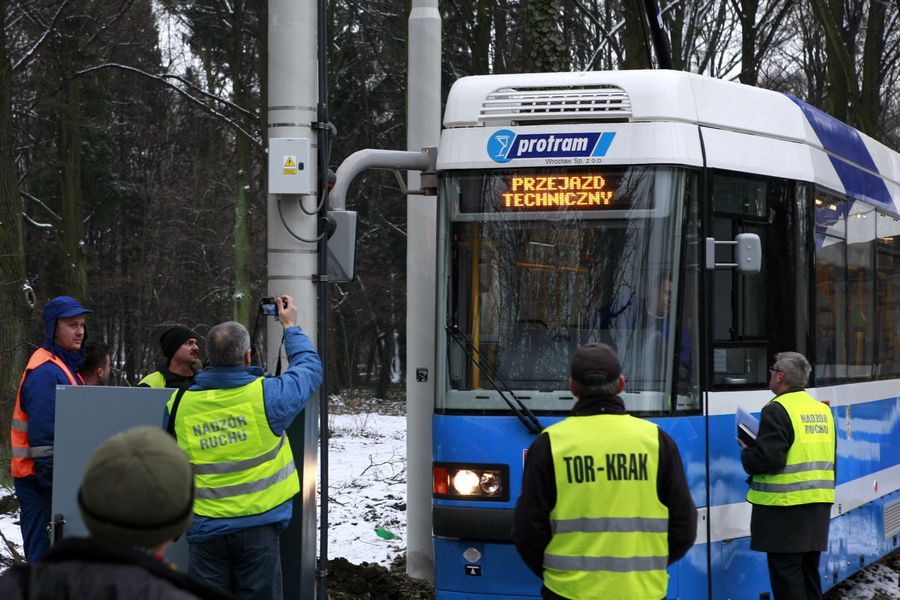 Druga próba na pętli przy Grabiszyńskiej: starsze tramwaje też są za szerokie, Tomasz Gola ''Fakt''