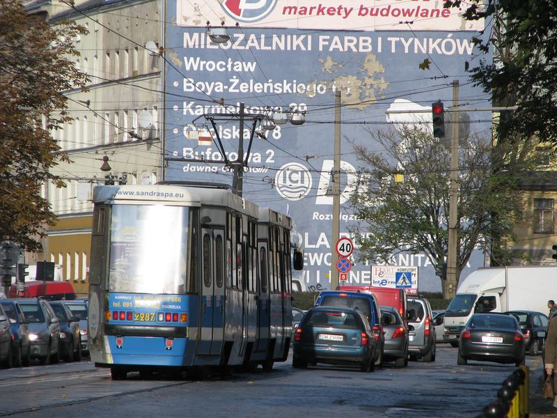 Tak to natomiast wygląda, gdy tramwaj z autem spotkają się na Pułaskiego.