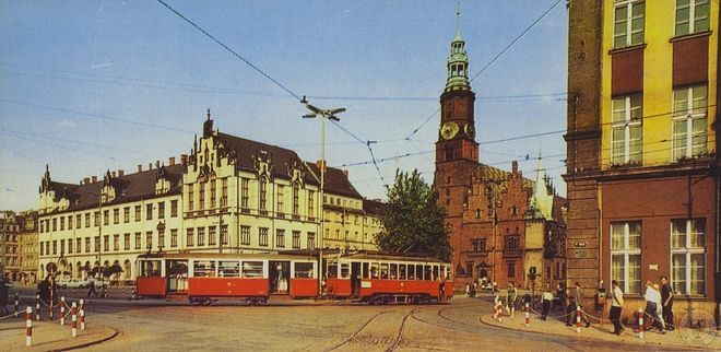 W połowie lat 70-tych poprzedniego stulecia usunięto linie tramwajowe z Rynku i jego bezpośredniego sąsiedztwa, przenosząc je na wybudowaną w tym czasie Trasę WZ