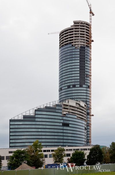 Czarnecki zawiesił wiechę na Sky Tower – budowa konstrukcji wieży zakończona, abe