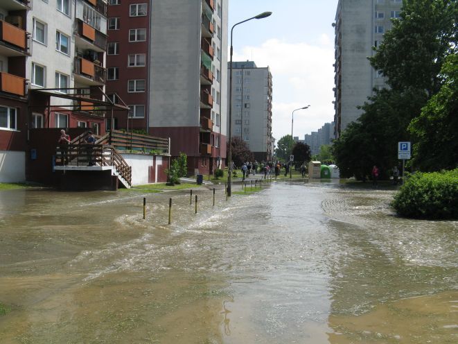Tak 22 maja wyglądała ulica Dokerska po przerwaniu tymczasowgo wału.