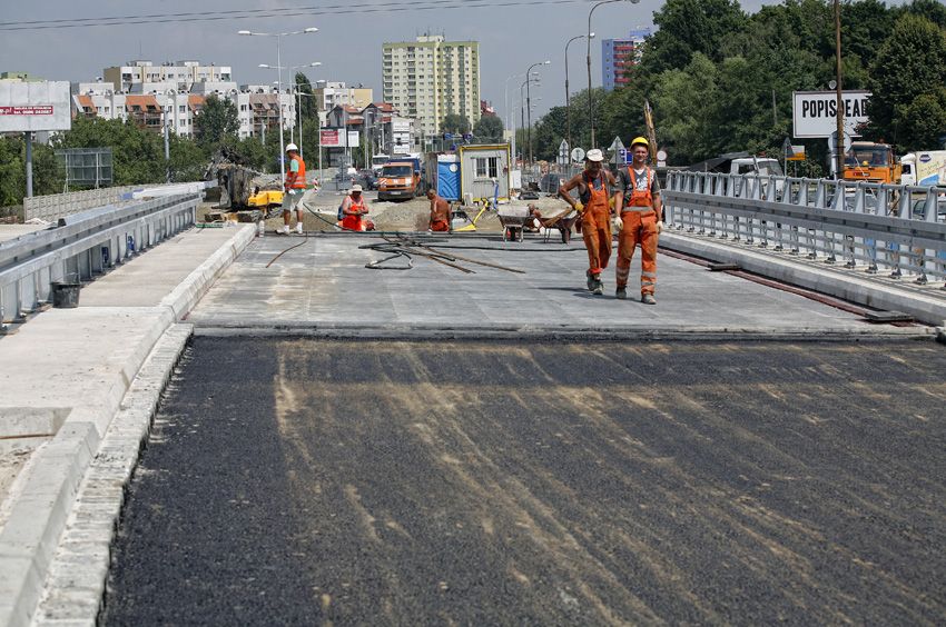 Pierwszy most na Strzegomskiej przez Ślęzę jest już gotowy. Budowy drugiego nie udało się jeszcze rozpocząć.