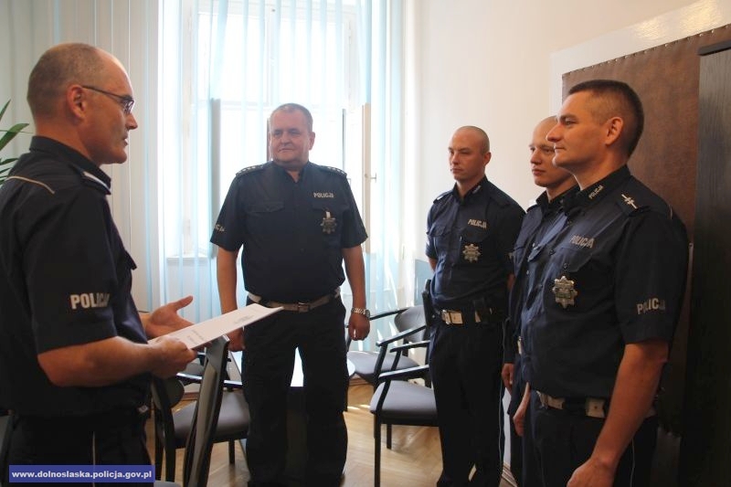 Komendant Miejski Policji we Wrocławiu insp. Jacek Kaczmarek wyróżnił i nagrodził trzech funkcjonariuszy Wydziału Ruchu Drogowego