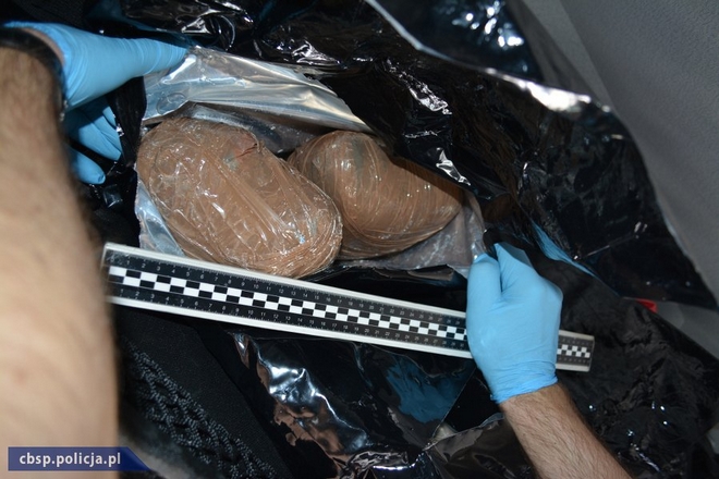 50 kilogramów amfetaminy oraz 10 tysięcy tabletek extasy zabezpieczyli policjanci CBŚP wraz z funkcjonariuszami z Wrocławia