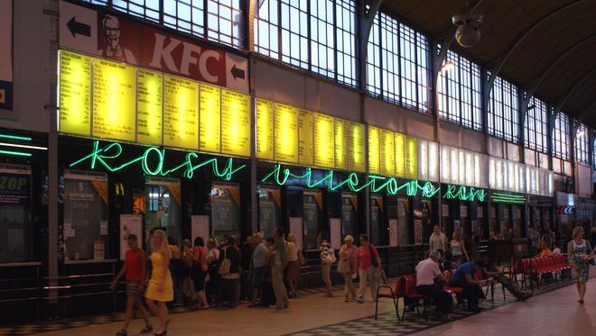 Stylowy neon ''kasy biletowe'' z lat 50. na swoje miejsce nie wróci
