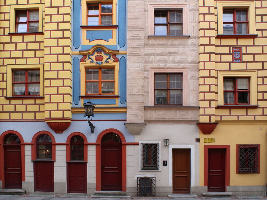 Kolorowa fasada północnej pierzei ulicy Malarskiej