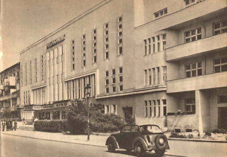 W budynku przy Hallera 15 przed wojną mieściło się kino Roxy Filmpalast, po wojnie zaś ''Przodownik'' i zamykane w ten czwartek kino ''Lwów''.