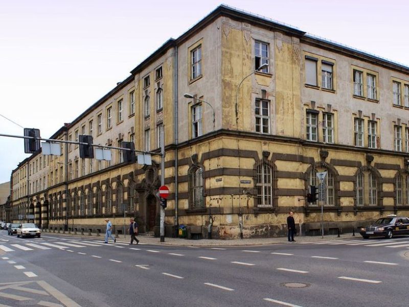 Fasada budynku TP SA (dawnej Poczty Paczkowej i Telegrafu) od strony skrzyżowania Janickiego z Purkyniego