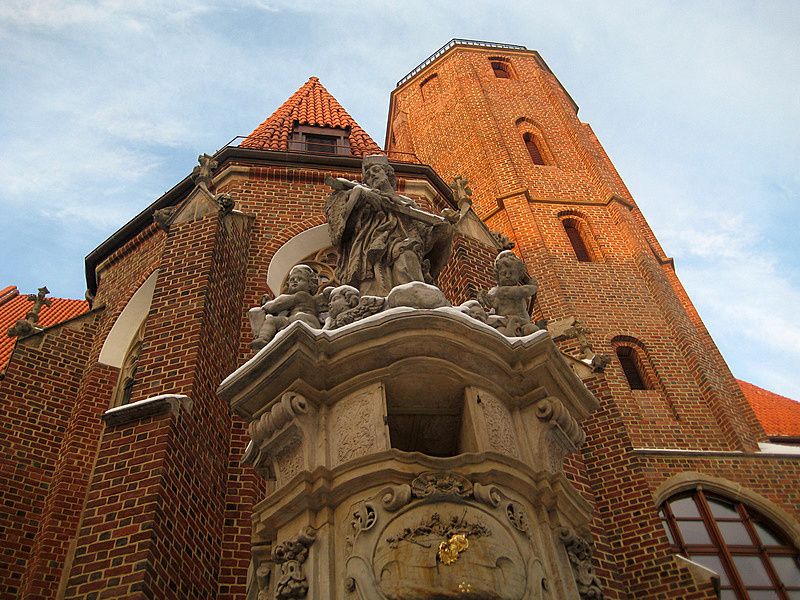 Fasada południowa kościoła z figurą św. Jana Nepomucena na pierwszym planie
