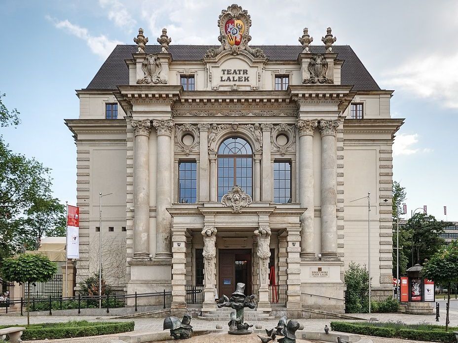 Fasada Teatru Lalek, zwraca uwagę herb Wrocławia na kartuszu