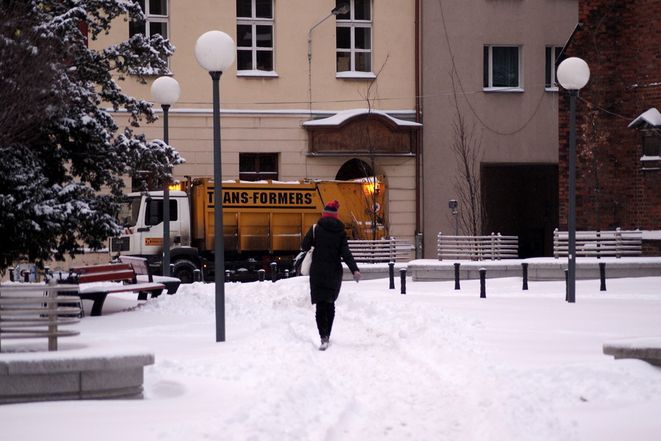 W wielu miejscach Wrocławia śnieg wciąż zalega na jezdniach