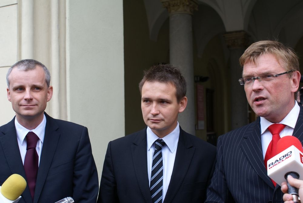 Tomasz Czajkowski (pierwszy z prawej) z Michałem Jarosem (w środku) i Piotrem Babiarzem (z lewej)