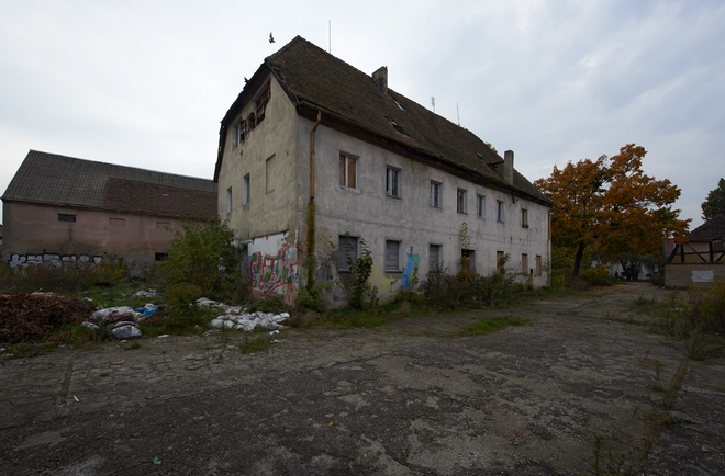 Stan zabytkowych budynków folwarcznych na wrocławskich Wojszycach pogarsza się