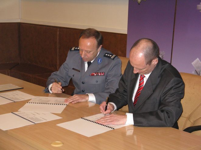 Komendant Maciejewski i Jorg Michaelis z MSW Saksonii podpisują harmonogram.